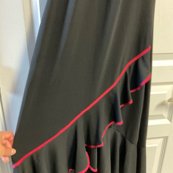 Elegant Vintage Black Dress with Red Accents - Picture 8 of 9